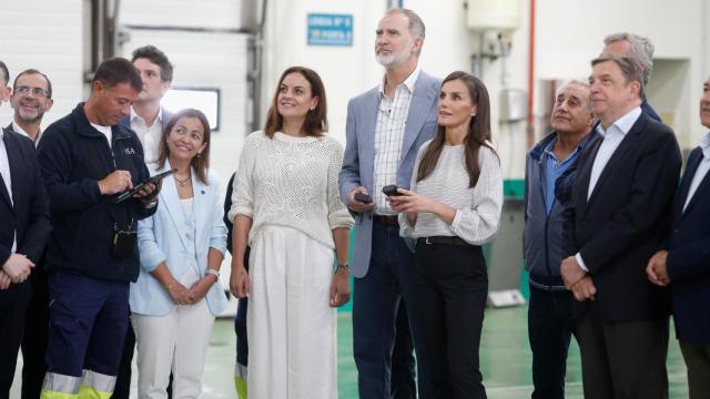 Los Reyes Felipe VI y Letizia y el ministro de Agricultura, Pesca y Alimentación, Luis Planas, durante una visita al concello de Burela