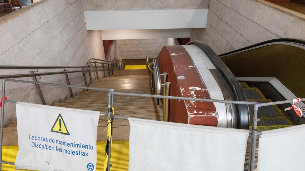 Las escaleras mecánicas de la estación de autobuses de Toledo llevan meses averiadas.