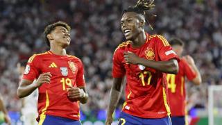 Lamine y Nico Williams celebran un gol con España.