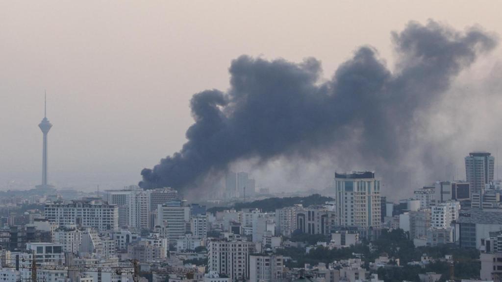 Una columna de humo en Teherán tras un ataque israelí.