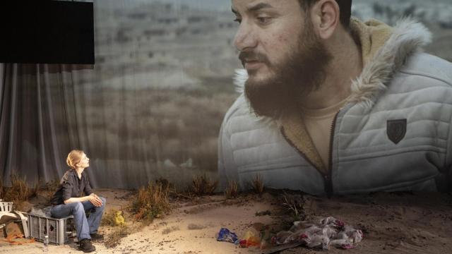 Ursina Lardi y Azad en 'The Seer'. Foto: Armin Smaloivic