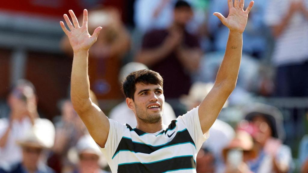 Carlos Alcaraz celebra su victoria en Queen's.