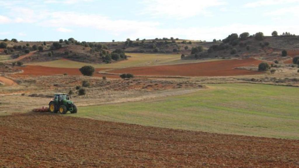 Tractor en los Tomillares, campos de cultivo de Biogran.