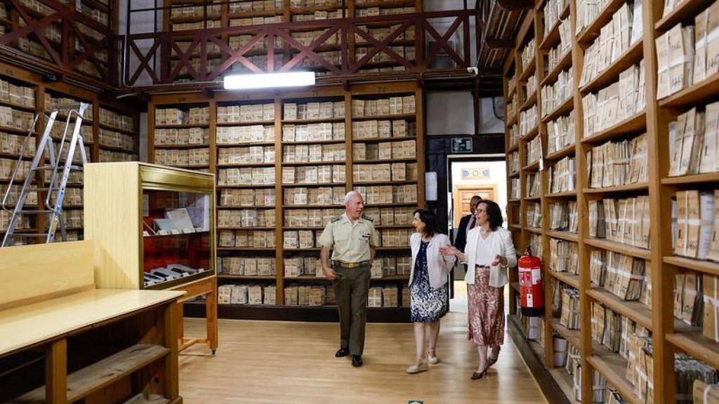 La ministra de Defensa, Margarita Robles, en la visita al archivo militar más antiguo de España, que se ubica en Segovia,