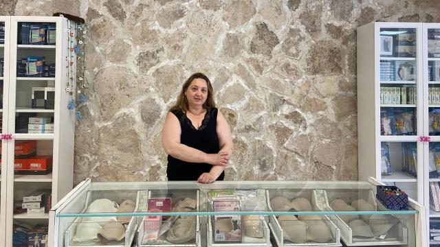 Conchi, propietaria de una nueva mercería.