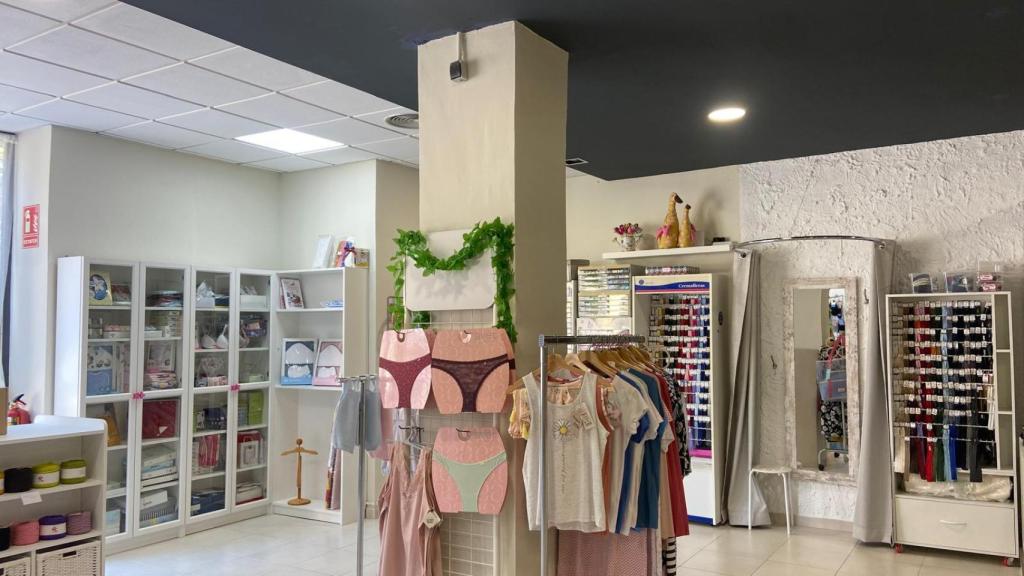 En la tienda también se encuentra variedad de lencería.