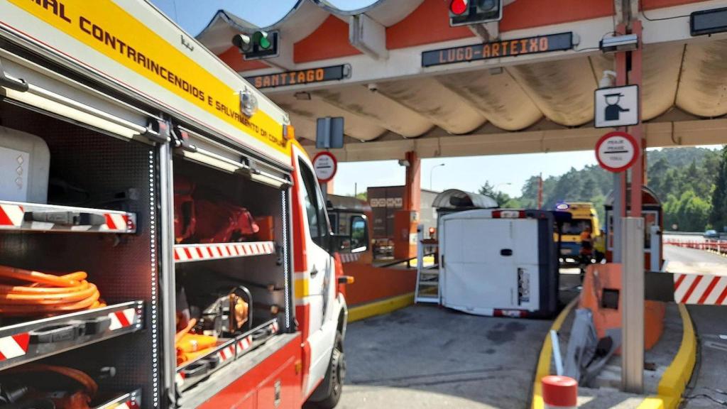 Un herido tras volcar con su coche en el peaje de la AP-9 a su paso por Bergondo (A Coruña)