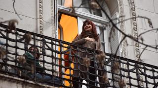 La expresidenta argentina Cristina Fernández de Kirchner saludó el lunes desde el balcón de su casa a algunos de sus seguidores.