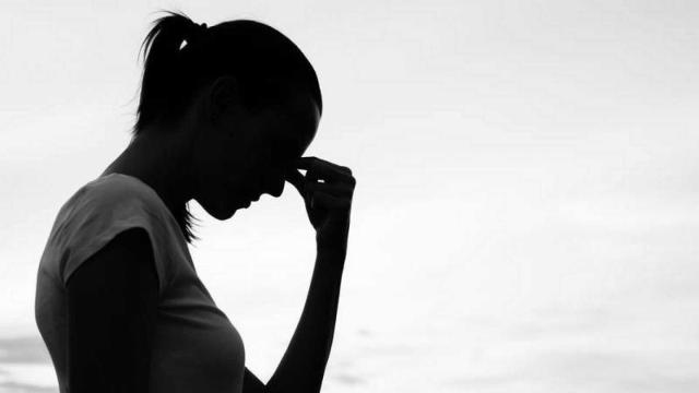 Un persona con cefalea.