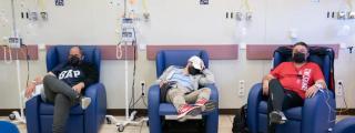 Un grupo de pacientes reciben quimioterapia en el Hospital Universitario de La Paz.