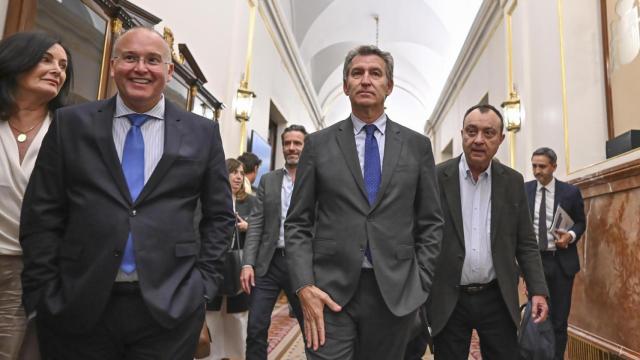 Los dirigentes del PP Miguel Tellado y Alberto Núñez Feijóo este martes en el Congreso.