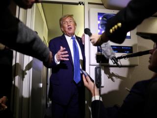El presidente de EE. UU., Trump, habla con periodistas a bordo del Air Force One en su camino de regreso a Washington.
