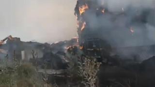 Los paquetes de paja incendiados