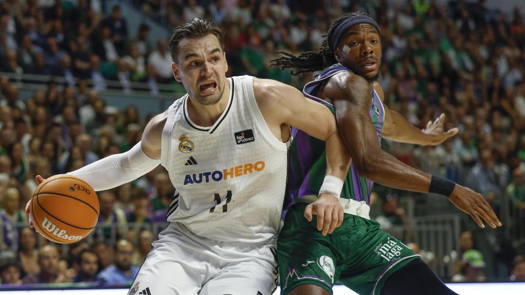 Mario Hezonja, ante la presencia de Kendrick Perry.