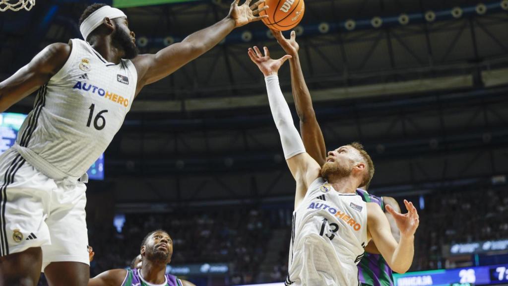 Musa y Gruba tratan de coger un balón.