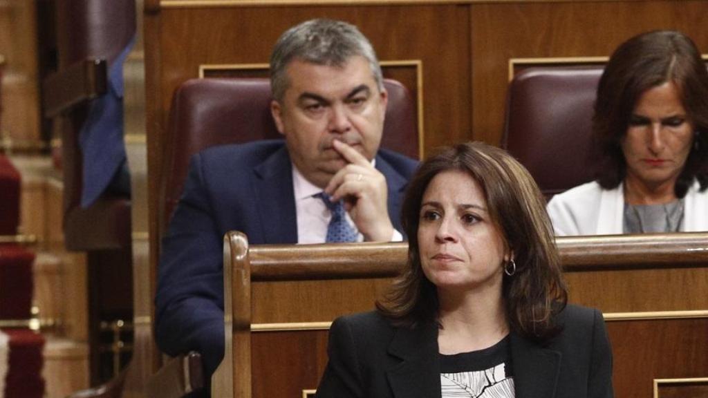 Santos Cerdán detrás de Adriana Lastra en el Congreso de los Diputados en 2019.