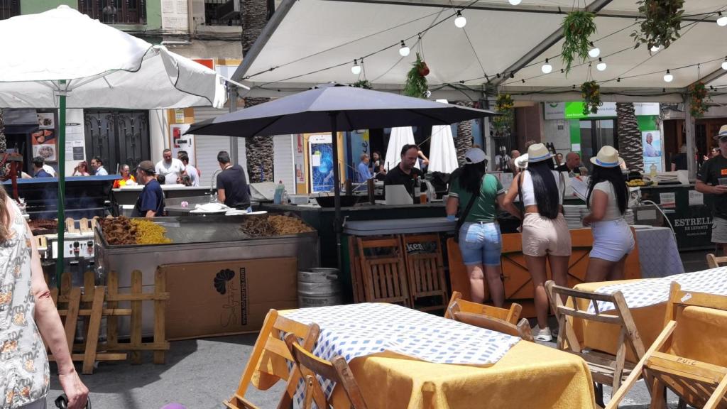 Uno de los puestos de comida callejera en las Hogueras de 2024.
