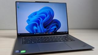 Un ordenador portátil con Windows 11