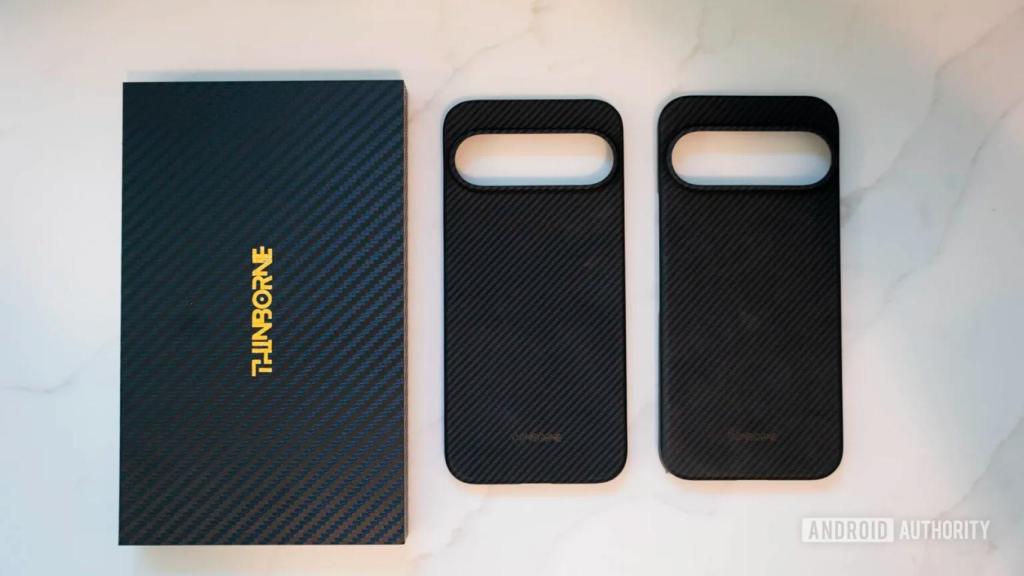 La funda del Pixel 9 a la izquierda, la del Pixel 10 a la derecha