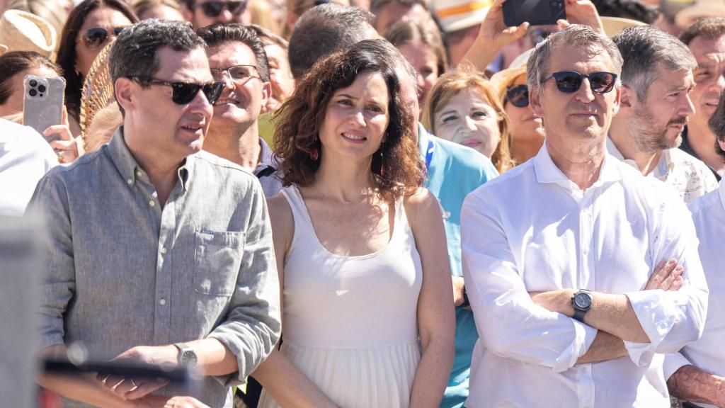 Juanma Moreno, Isabel Díaz Ayuso y Alberto Núñez Feijóo, en la concentración contra el 'sanchismo' de Madrid.