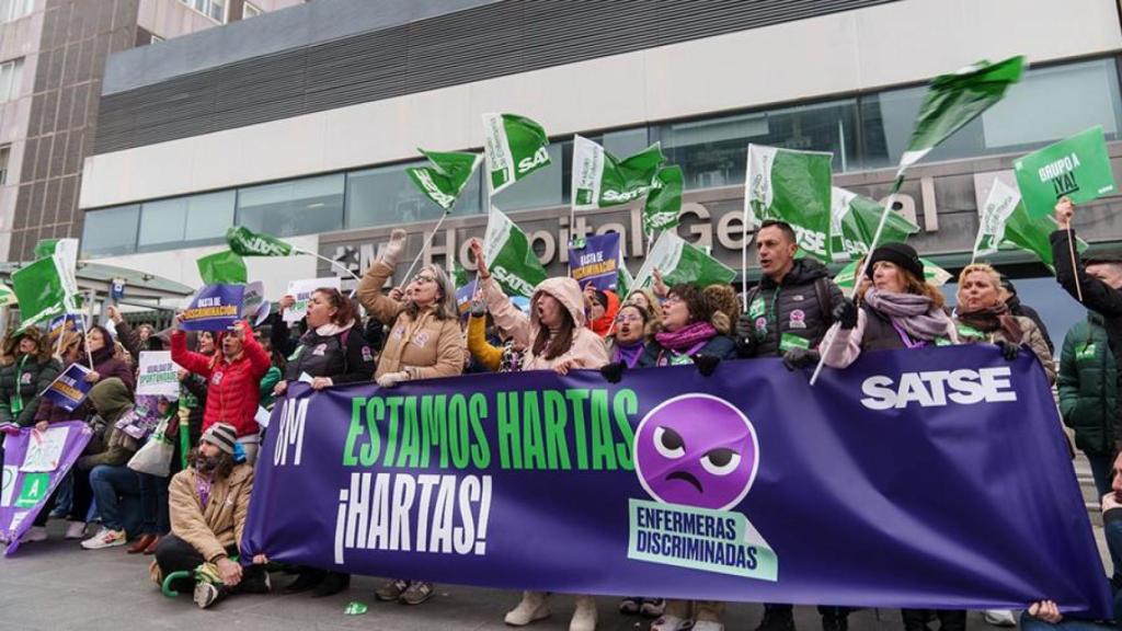 Enfermeras del sindicato SATSE manifestándose en 2024 frente al Hospital La Paz de Madrid.