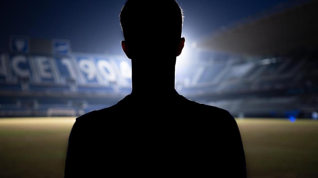 La silueta de David Larrubia, uno de los modelos para la equipación del Málaga 2025-2026