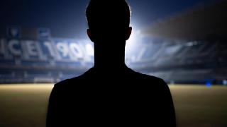 La silueta de David Larrubia, uno de los modelos para la equipación del Málaga 2025-2026