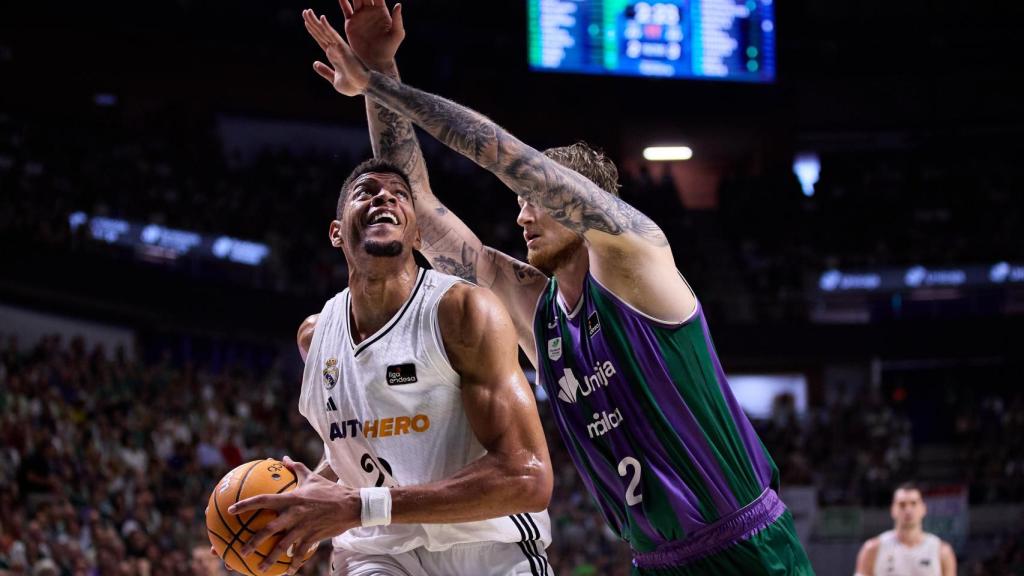Eddy Tavares y Olek Barcelowski durante el Unicaja-Real Madrid de semifinales de la ACB.