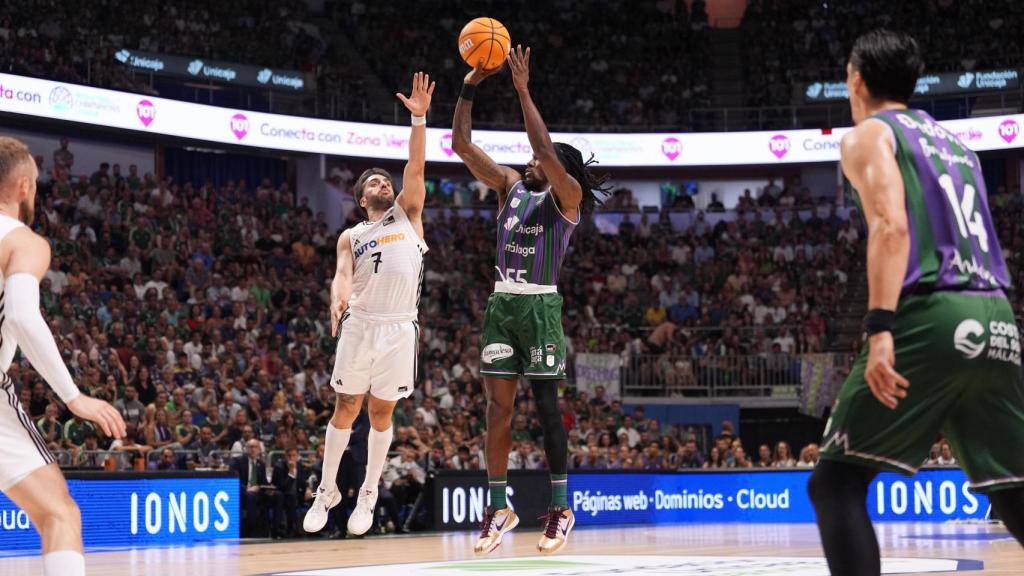 Kendrick Perry lanza a canasta ante Facu Campazzo durante el Unicaja-Real Madrid de las semifinales de la ACB.