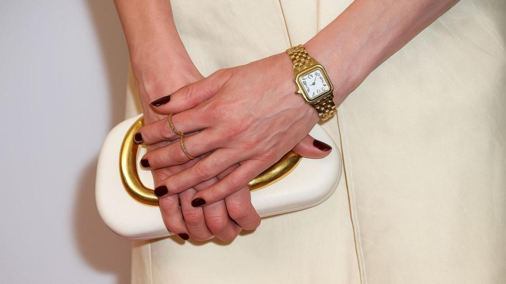 Detalle de manicura burdeos.