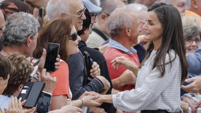 La Reina saluda a su llegada al Concello de Burela.