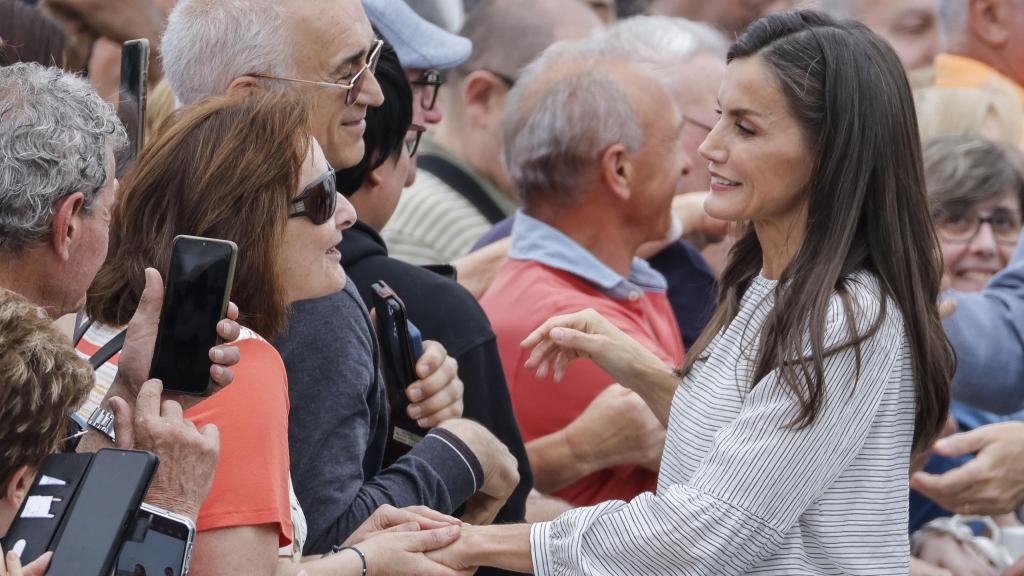 La Reina saluda a su llegada al Concello de Burela.
