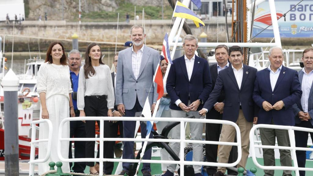 Los Reyes han subido a un viejo barco bonitero en el muelle.