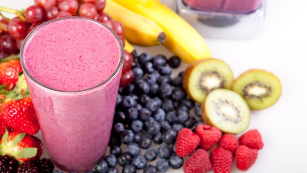 Los frutos rojos y el plátano hacen un mix en un batido.