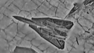 Avión de combate F-14 Tomcat en el aeropuerto internacional de Teherán.