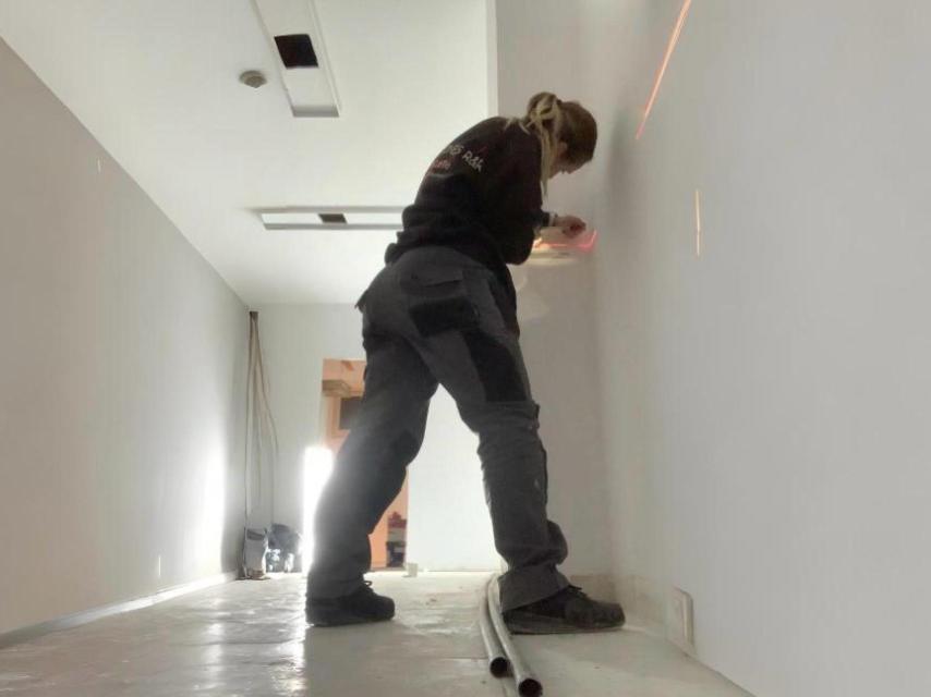 Raquel, electricista.