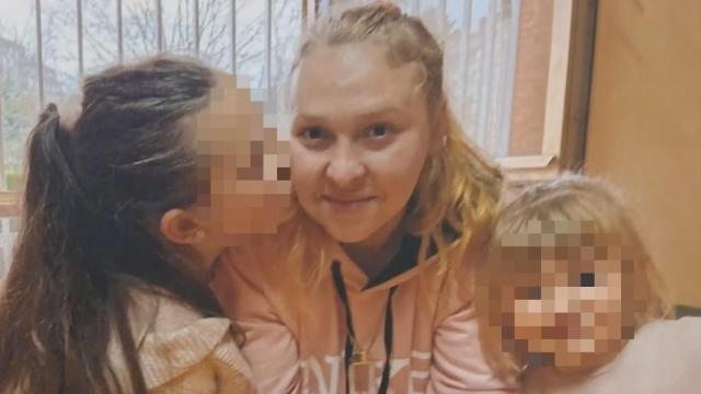 Emilia junto a sus dos hijas de diez y cinco años.