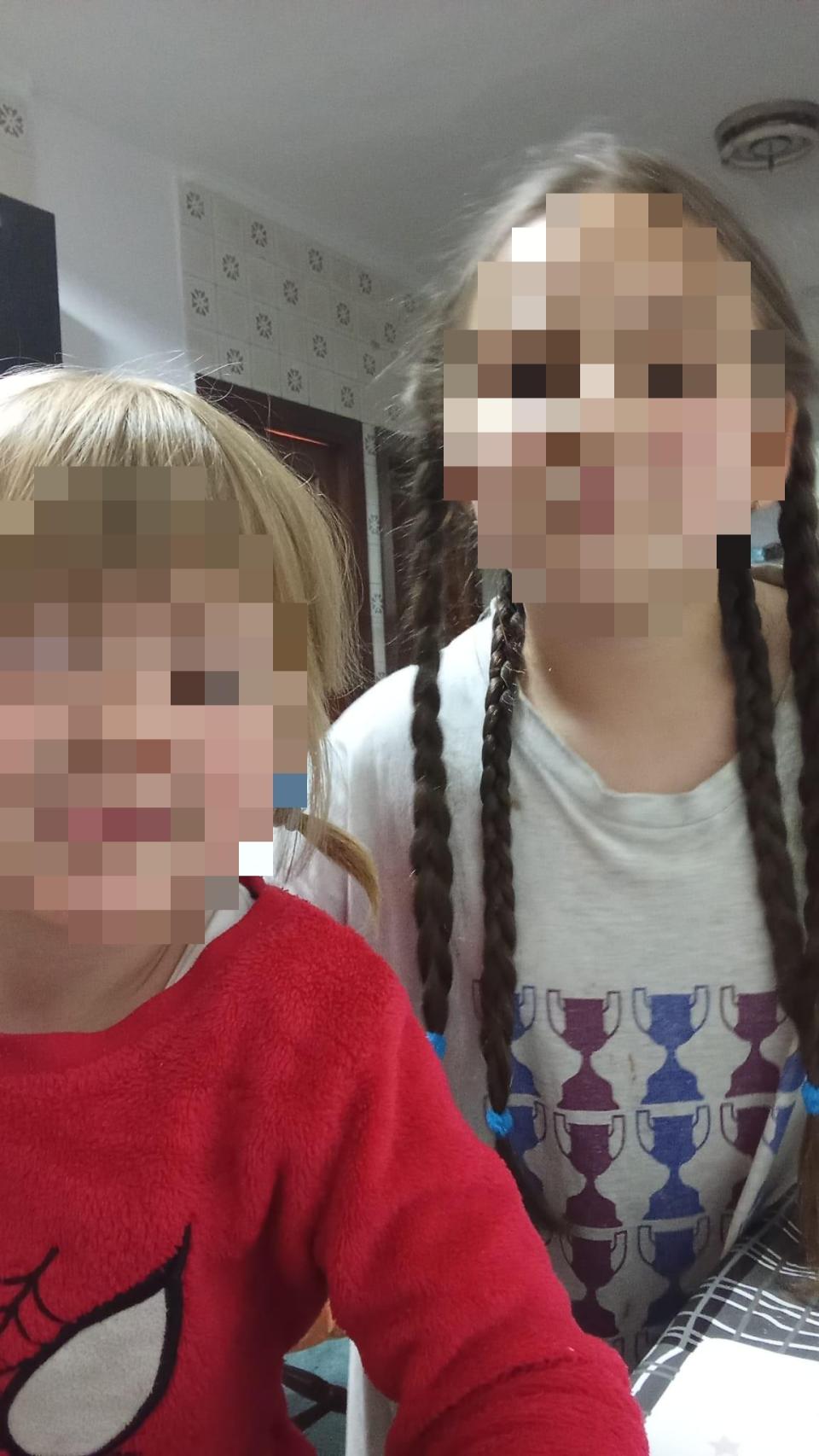 Las hijas de Emilia tienen diez y cinco años.