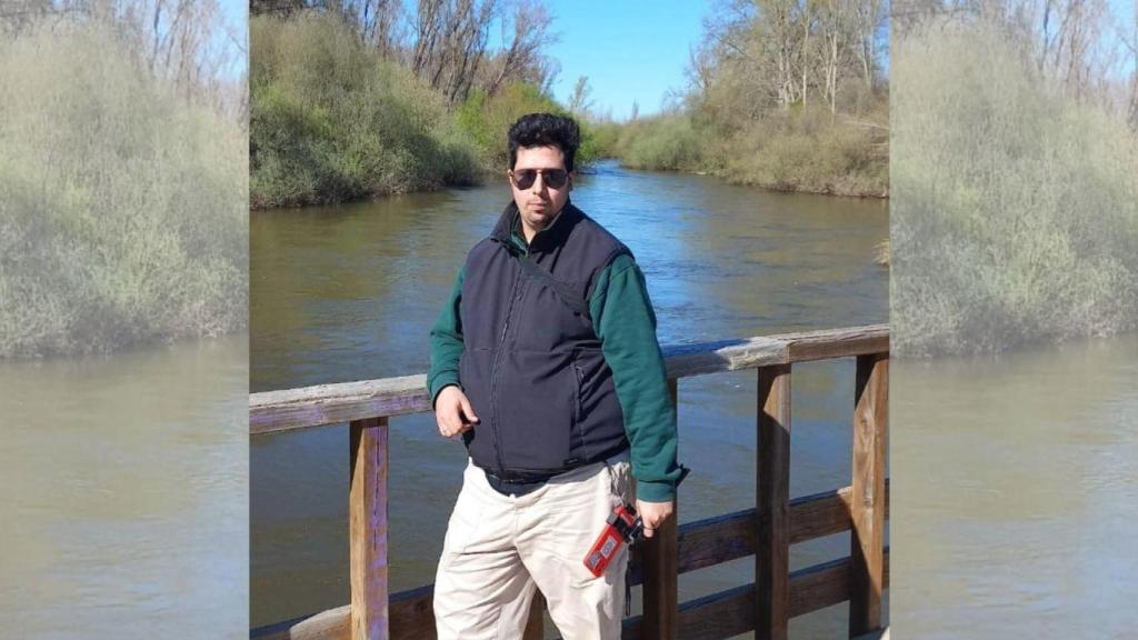 Rubén González junto a un río en un día soleado de invierno.