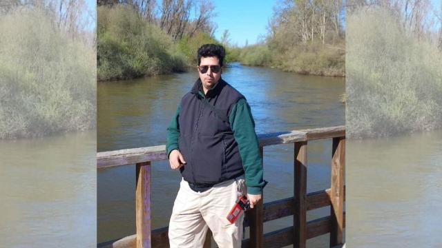 Rubén González junto a un río en un día soleado de invierno.