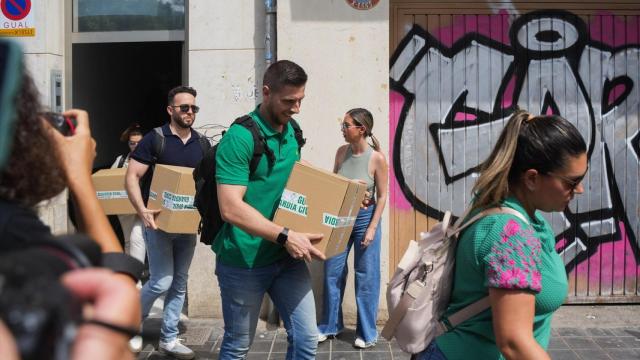 Agentes de la UCO salen de la casa de José Luis Ábalos con el material requisado en cajas.