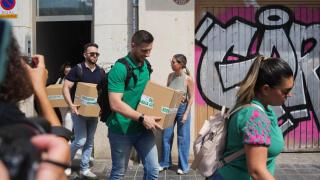 Agentes de la UCO salen de la casa de José Luis Ábalos con el material requisado en cajas.