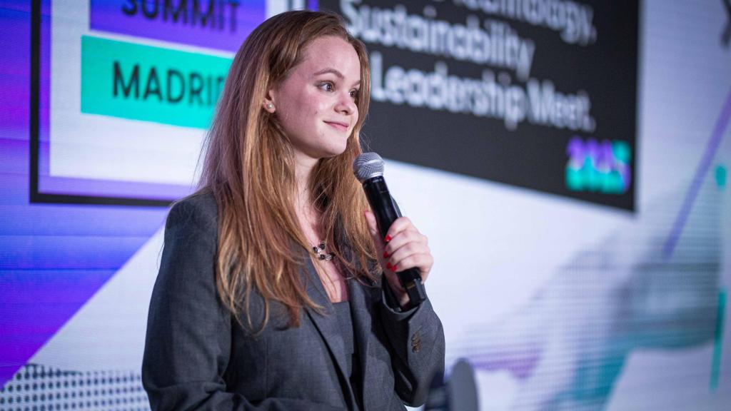 Irini Fournier recibe el premio 'Best Purpose-Driven Referent' en el APLANET Summit 2025.