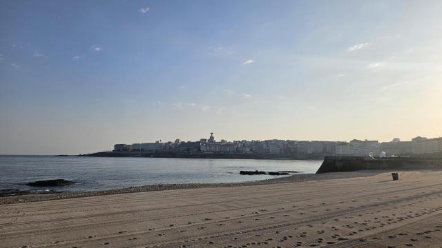 Cielos despejados sobre la playa de Riazor en A Coruña.
