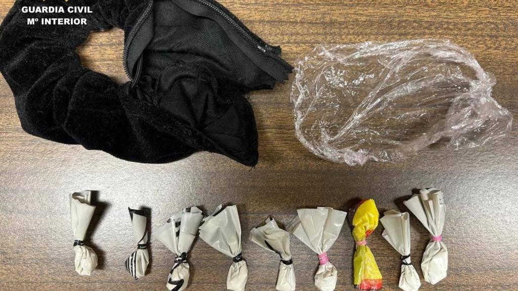 Material incautado por la Guardia Civil de Ortigueira.