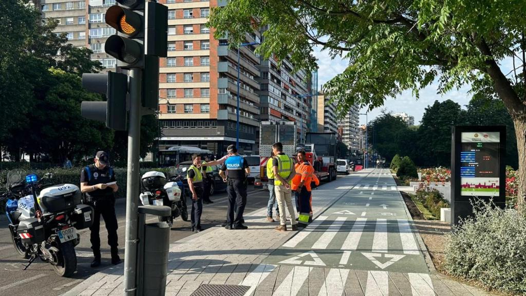Operarios y agentes de la Policía Municipal de Valladolid comienzan a coordinarse en el inicio del desmantelamiento del carril bici que va por la calzada en el Paseo de Isabel la Católica
