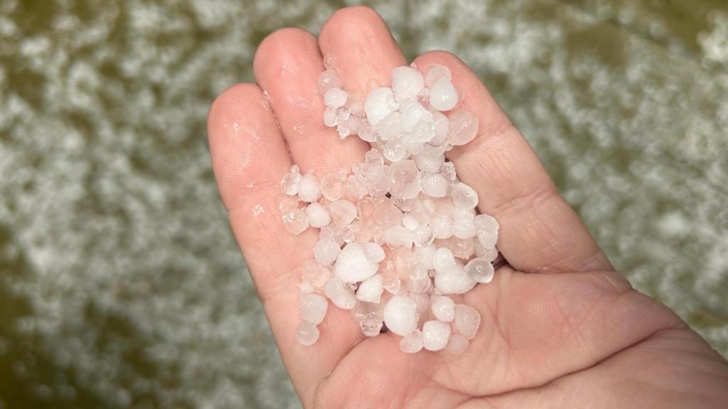 Una persona con granizo en la mano.