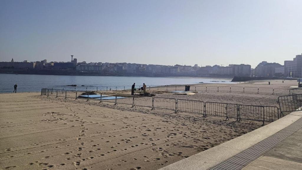 La playa de Riazor de A Coruña se prepara para levantar la falla de San Juan