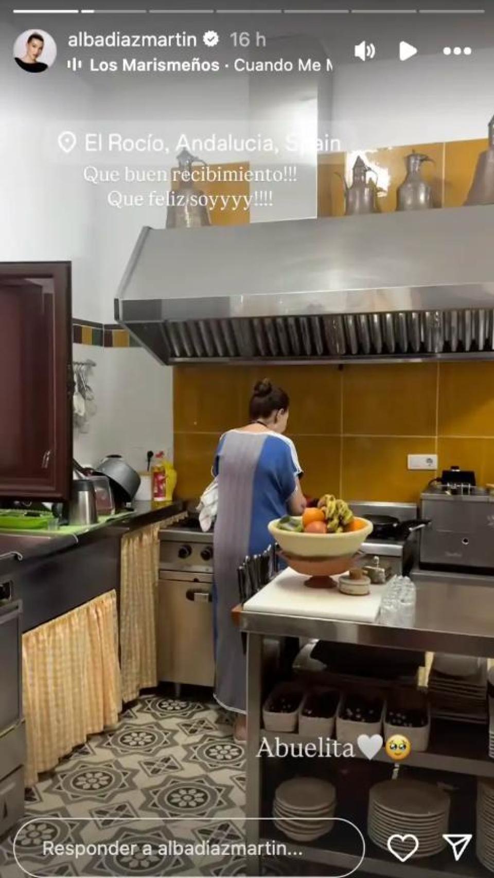 Victoria en su cocina.