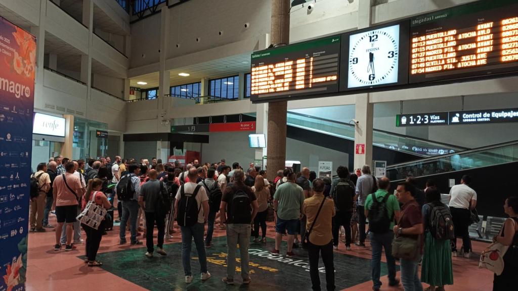 Usuarios de tren en la estación de Ciudad Real este miércoles. Foto: Asociación de Usuarios de Avant en Ciudad Real